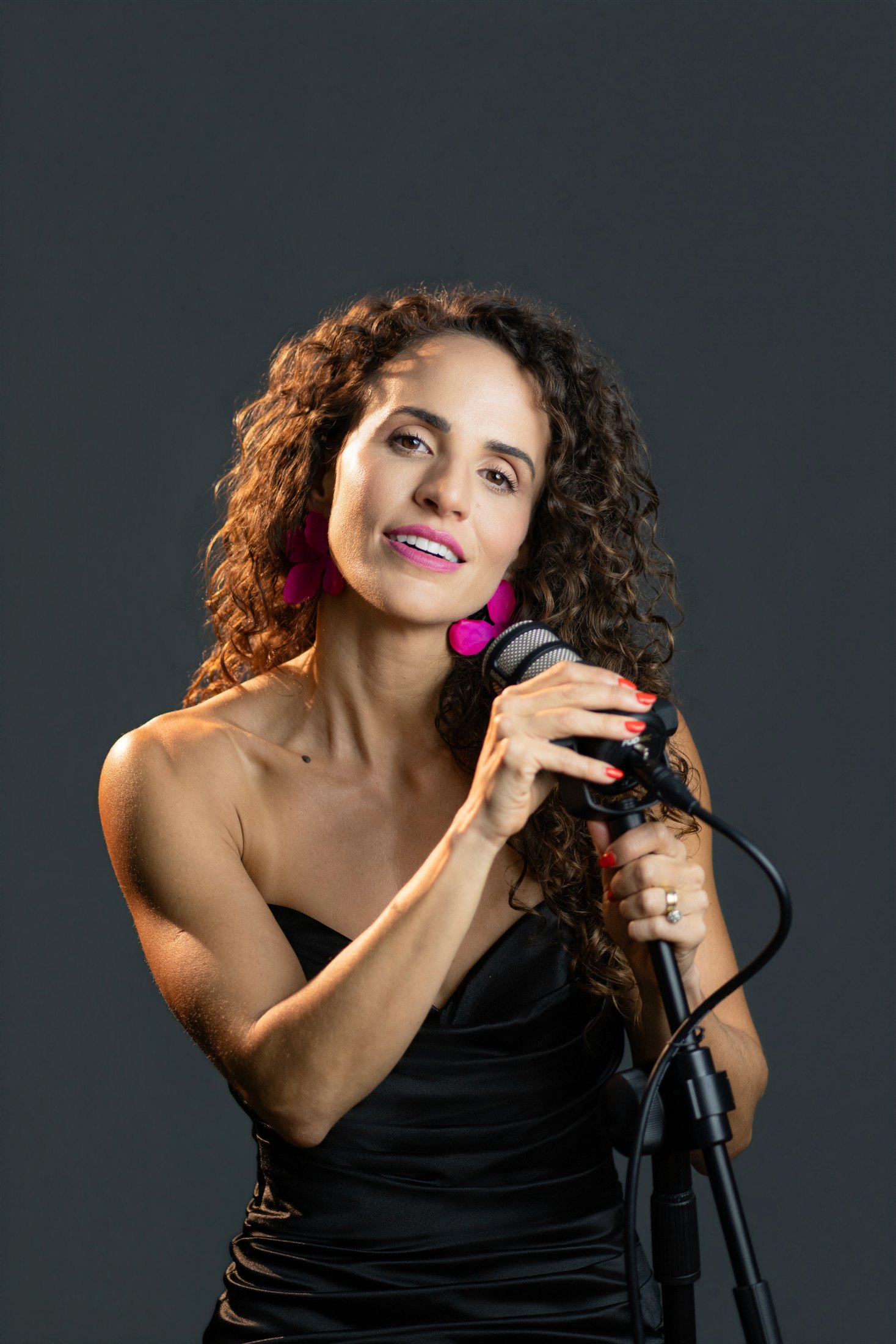 LIVIA ao microfone